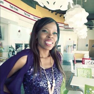 Meet your Posher, Mona